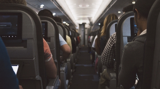 Menschen sitz zug flugzeug Foto