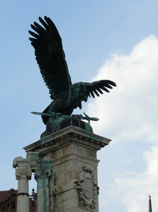 Pájaro ala monumento estatua