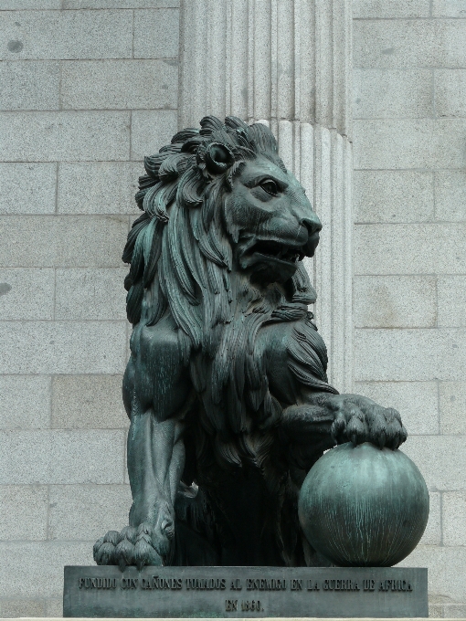 Monumen patung gargoyle kekuatan