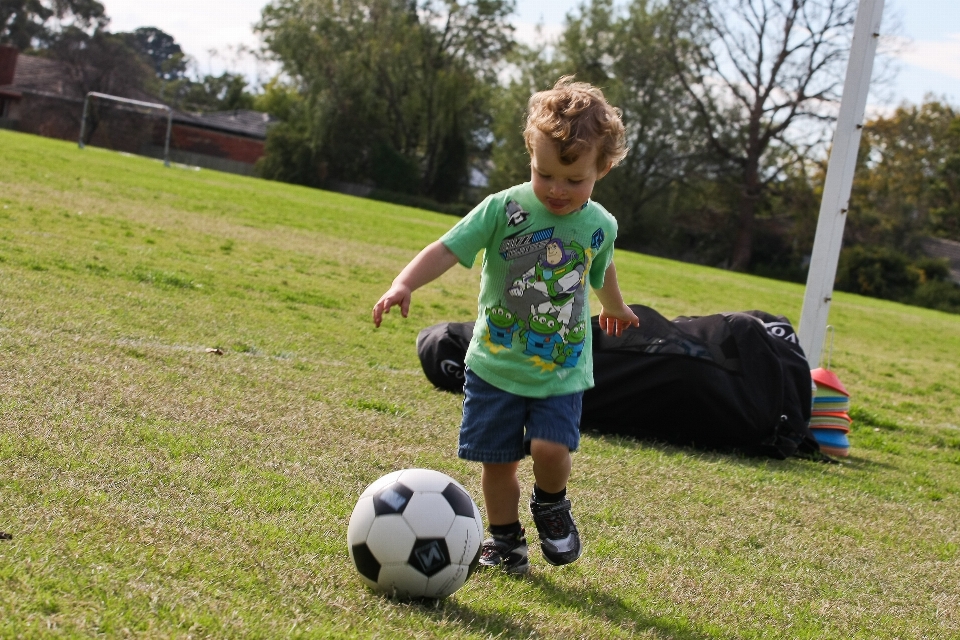 Sport spielen junge fußball