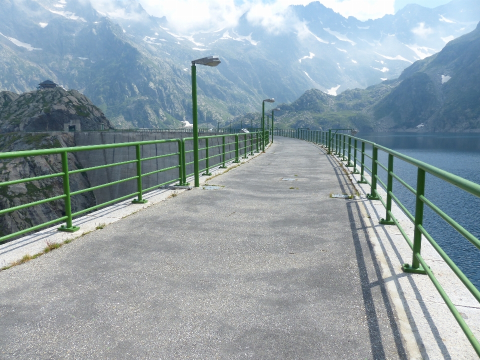 Montagna strada sentiero ponte