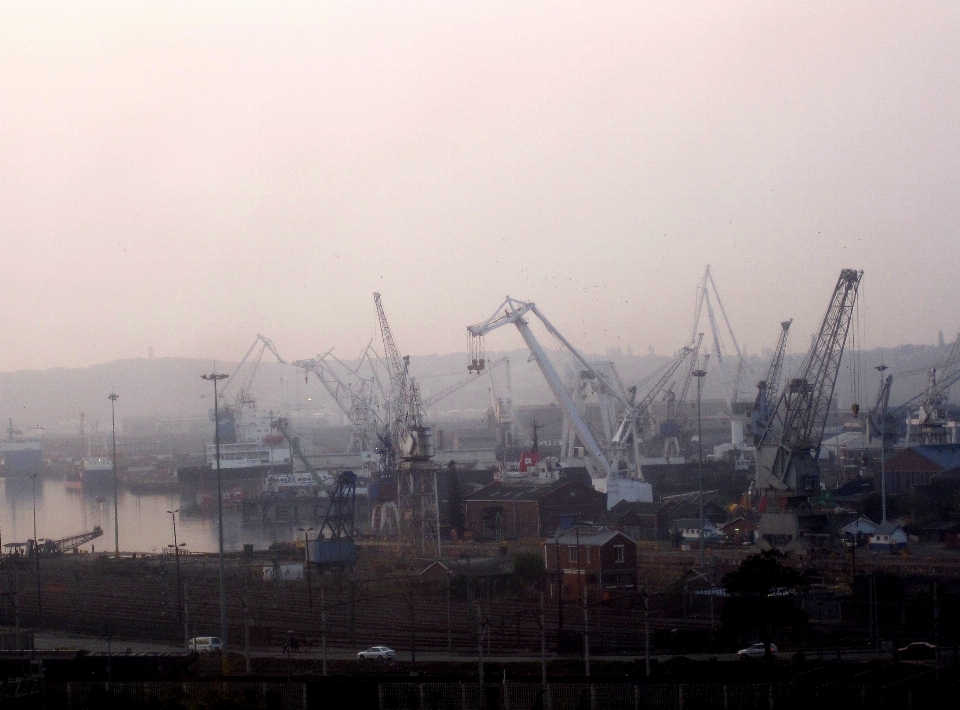 Acqua nebbia orizzonte mattina