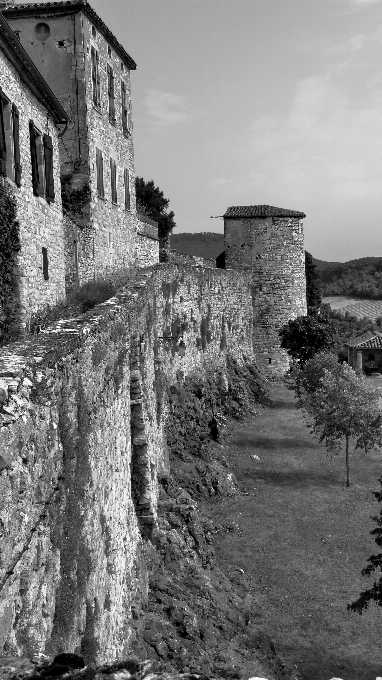 Paesaggio rock bianco e nero
 casa