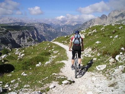 Foto Hombre caminando montaña camino