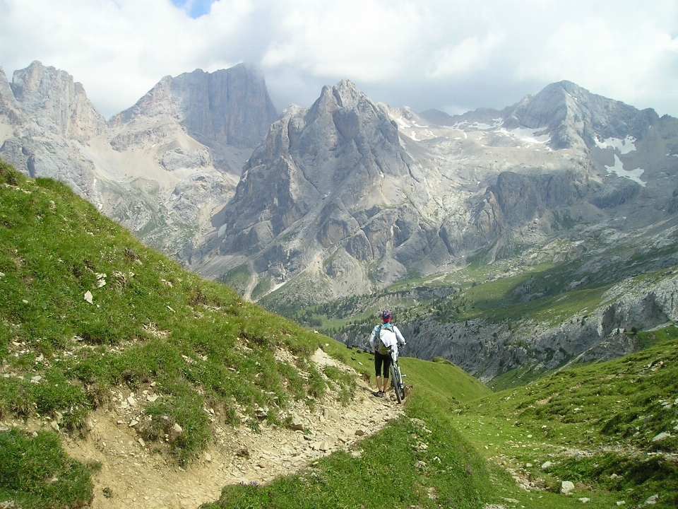 Sentiero a piedi montagna ragazza