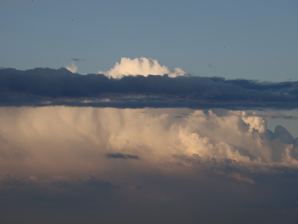 Laut cakrawala gunung awan