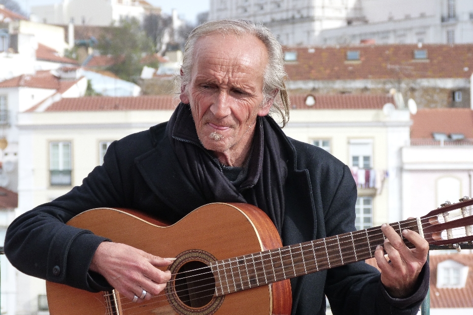 Hombre música guitarra acustica