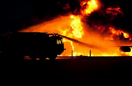 Draussen silhouette lkw flamme Foto