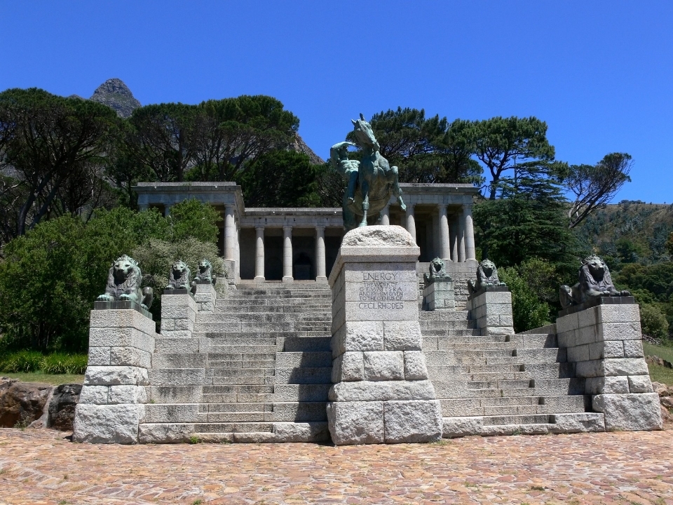 Monumento statua memoriale rovine