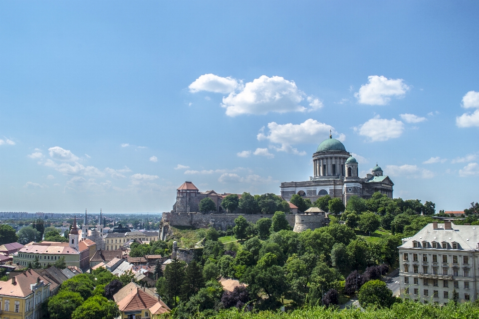 Góra niebo sylwetka na tle nieba miasto