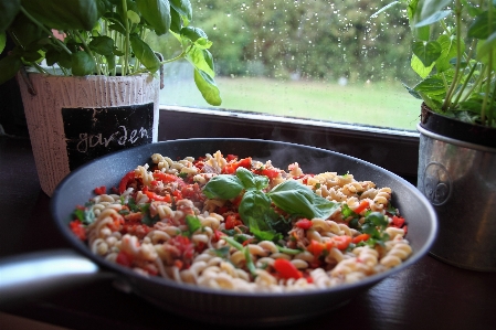 Foto Piring makanan salad merah