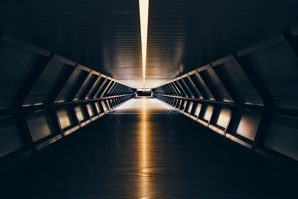 Luz arquitectura túnel pasarela