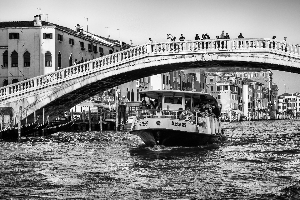 água preto e branco
 arquitetura barco