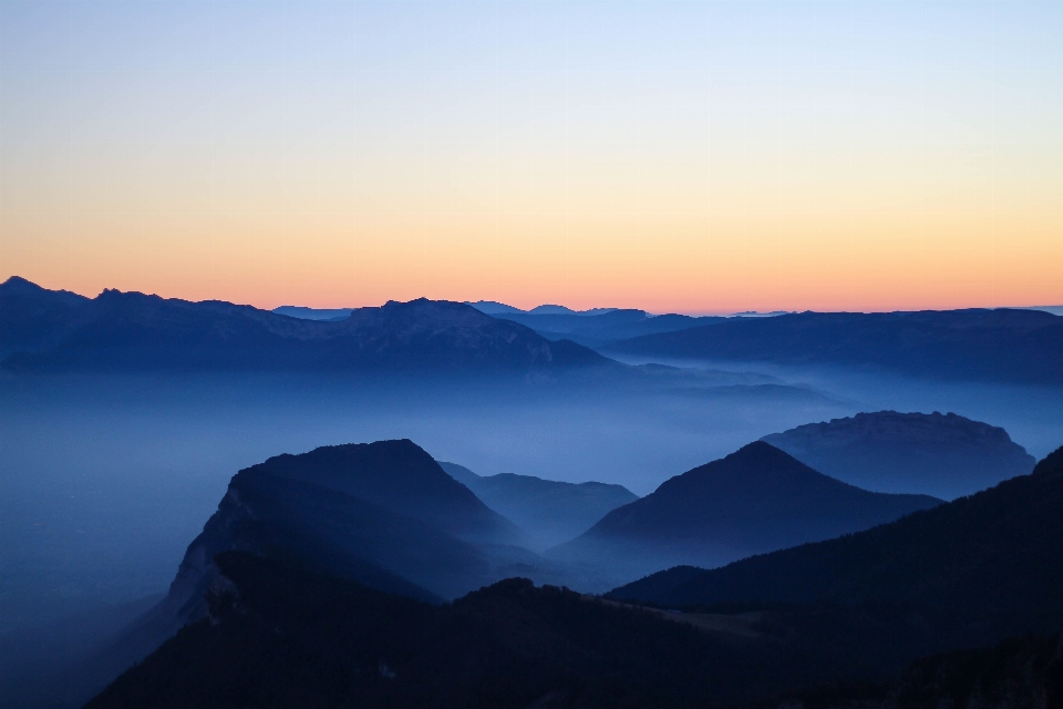 Orizzonte montagna alba tramonto