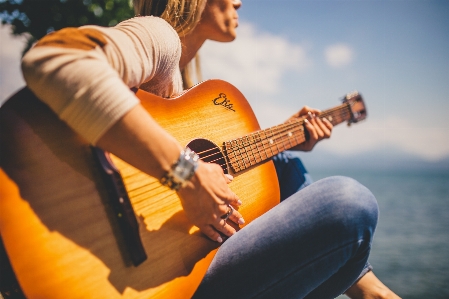 Foto Orang musik wanita gitar