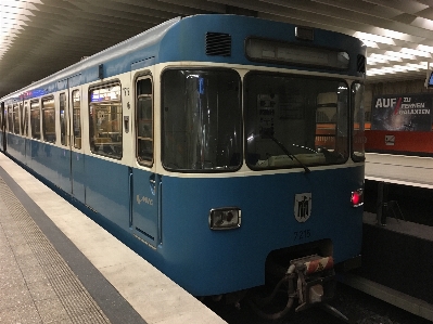 Foto Kereta bepergian metro trem