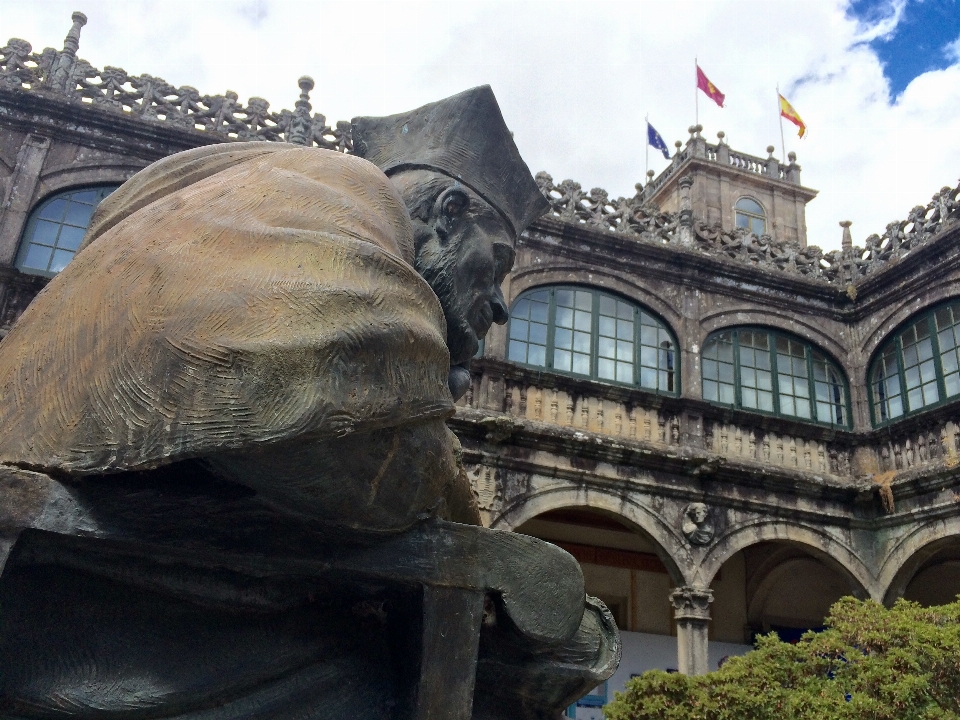 Istana monumen patung tengara