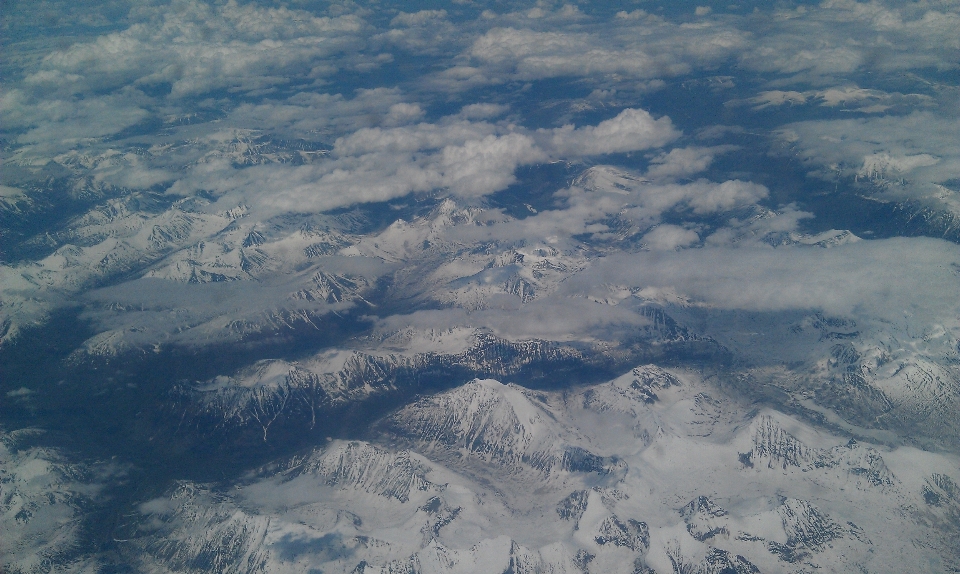 Paesaggio montagna nevicare inverno