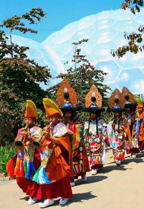 Menschen tanzen karneval buddhist