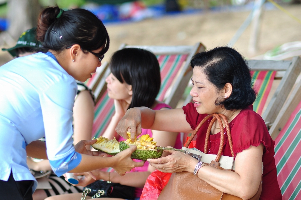 해변 사람들 소녀 과일