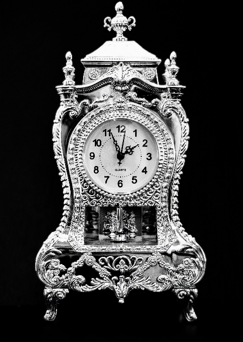 En blanco y negro
 antiguo reloj tiempo