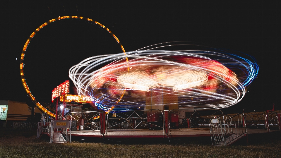 Light night ferris wheel amusement park