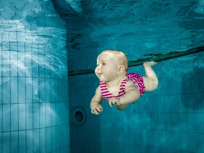 水 女の子 レクリエーション 水中 写真