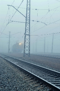 Foto Lampu melacak kereta api kabut