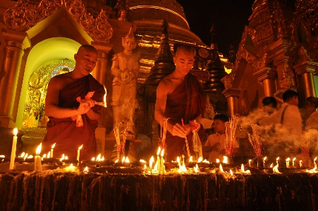 Foto Malam buddhis agama budha api unggun