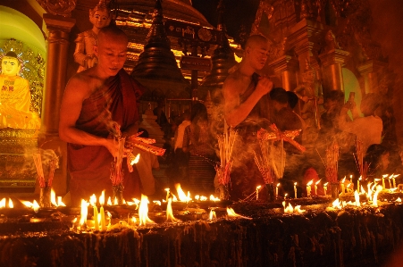 Foto Api buddhis agama budha unggun