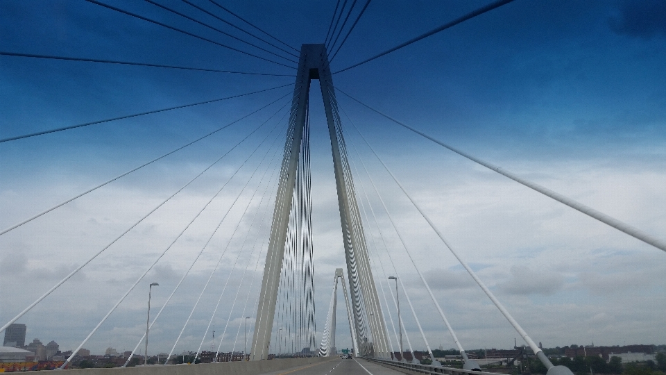 Céu ponte linha veículo