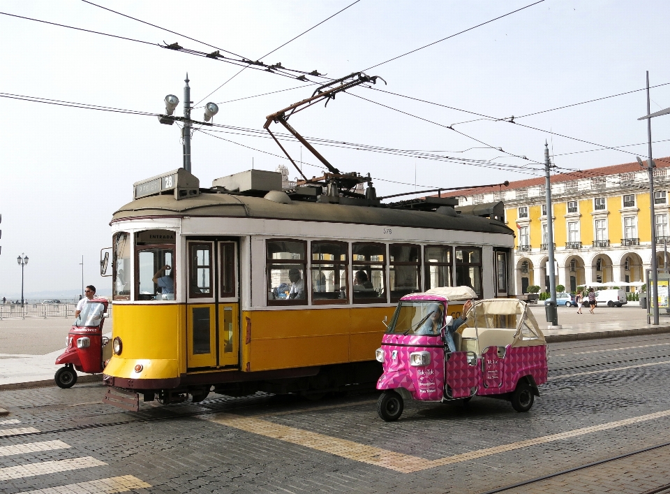 Strada traffico tram trasporto