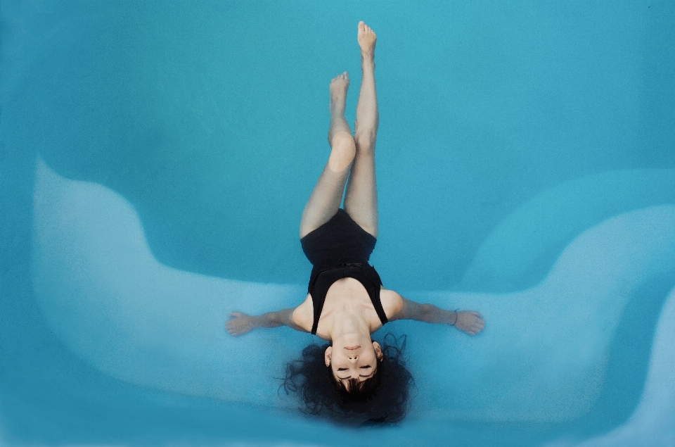 Femme plongée sous-marin piscine
