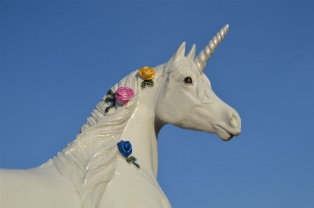 White animal monument statue Photo