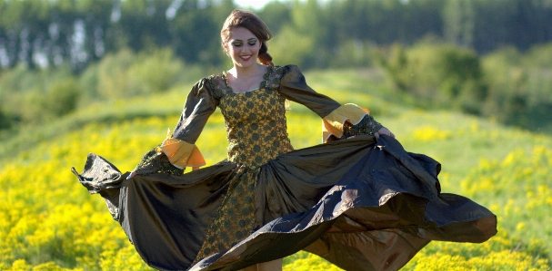 Girl flower dance spring Photo