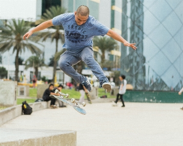 Foto Pria olahraga bermain skateboard