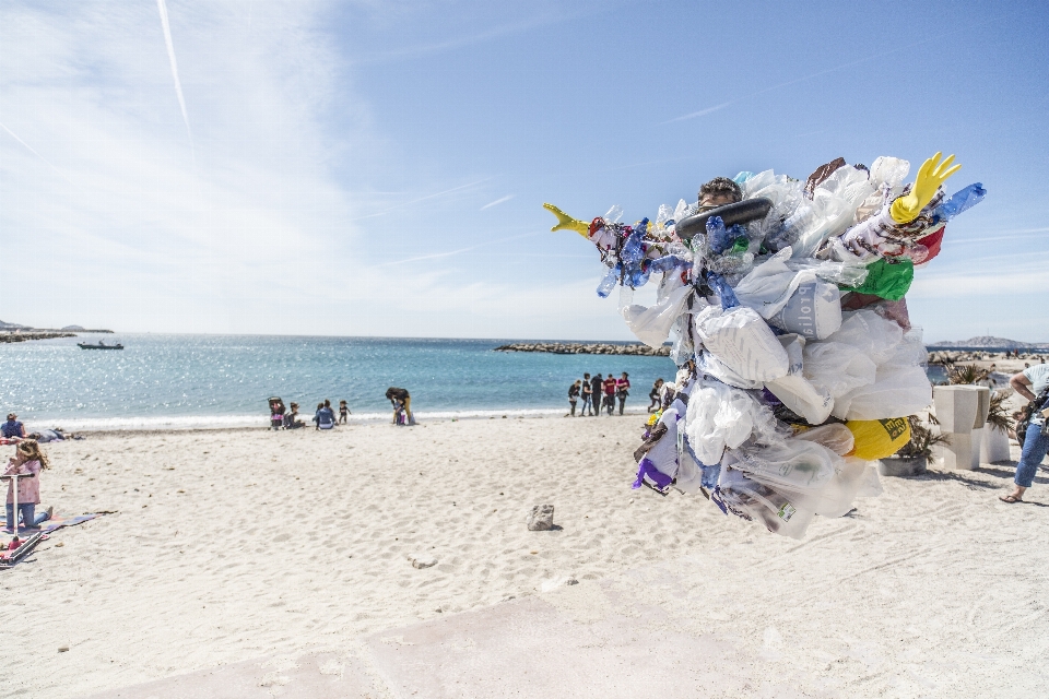 Plaża morze piasek plastikowy