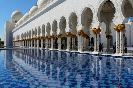 Building palace pool reflection Photo