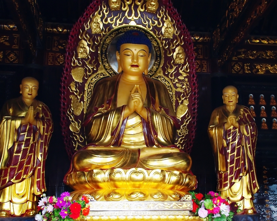 Monumen patung agama budha