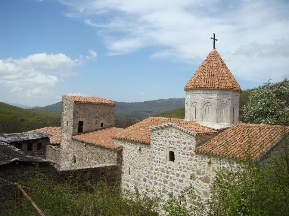 Bina köy kule kilise