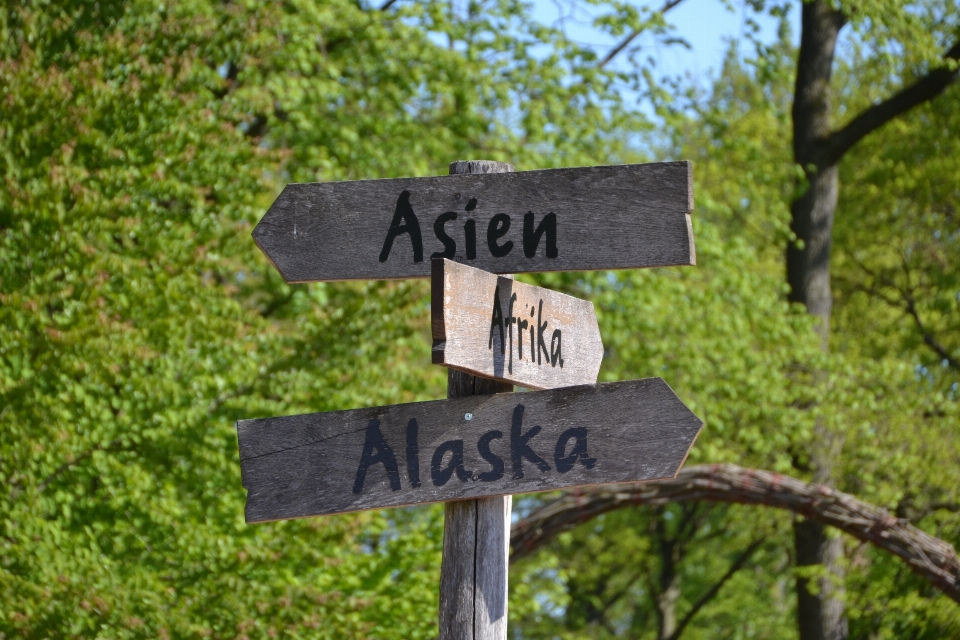 Trail sign zoo direction