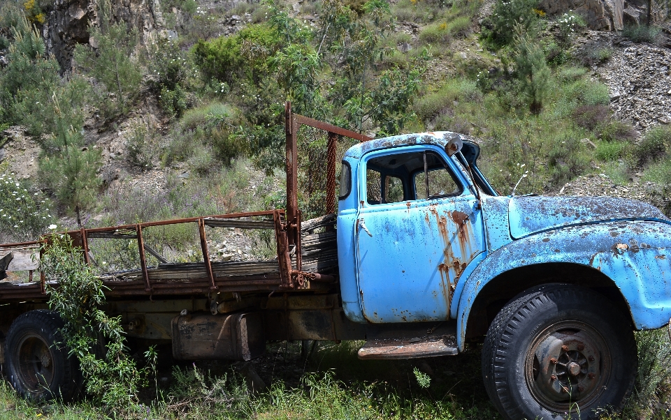 Mobil mengangkut karat truk