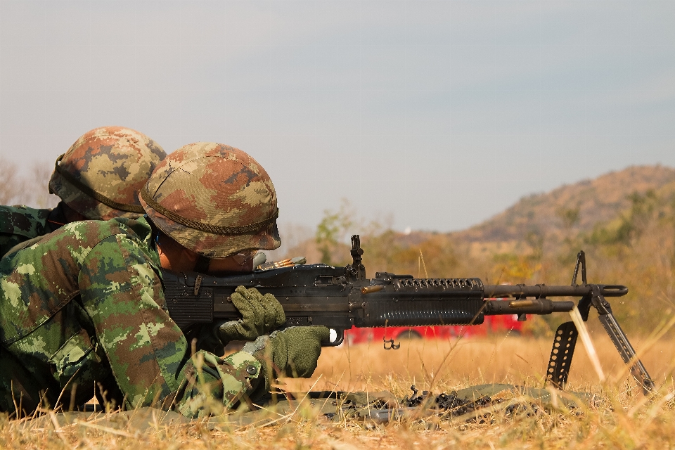 Militer tentara senjata perang