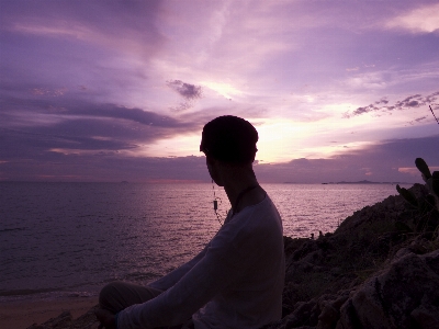 Foto Pria pantai lanskap laut