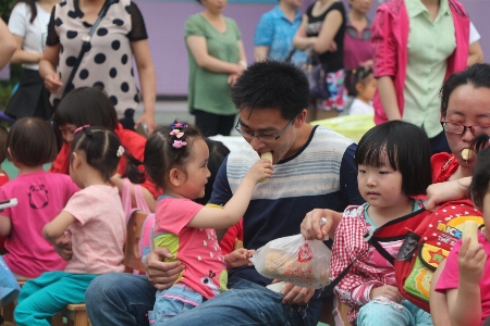 Foto Rakyat kerumunan memberi makan anak muda