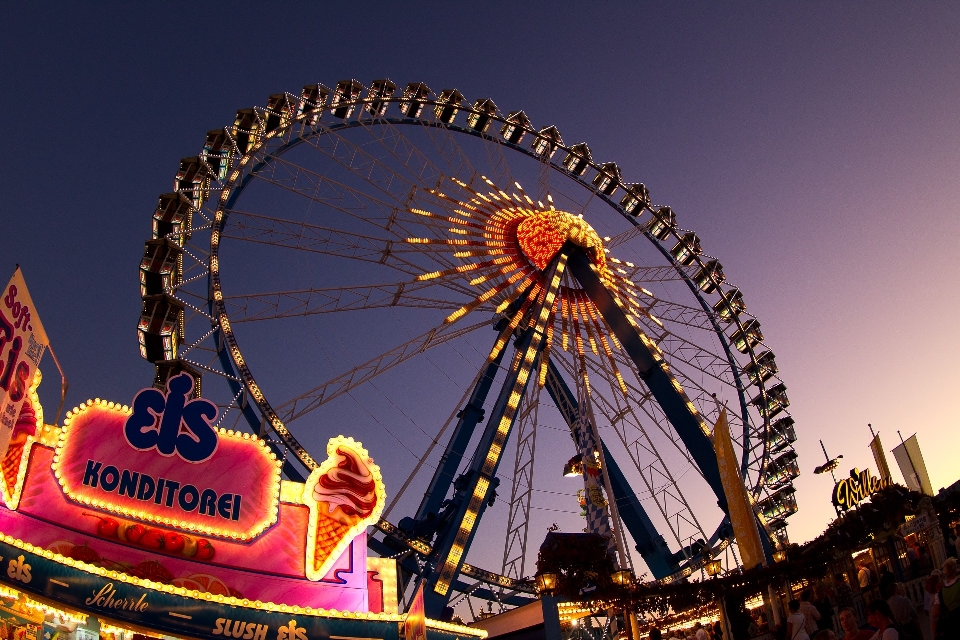 Recreation ferris wheel amusement park