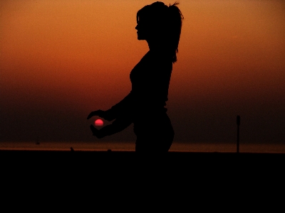 Foto Pantai bayangan hitam lampu gadis