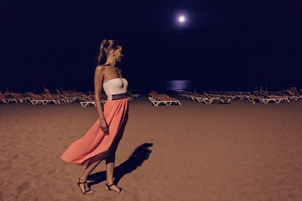 Spiaggia donna notte fotografia