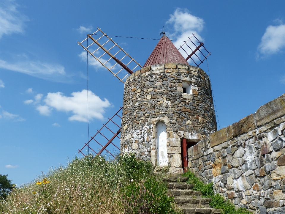 Moulin à vent bâtiment méditerranéen