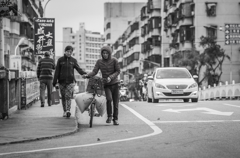 Fußgänger schwarz und weiß
 straße fotografie